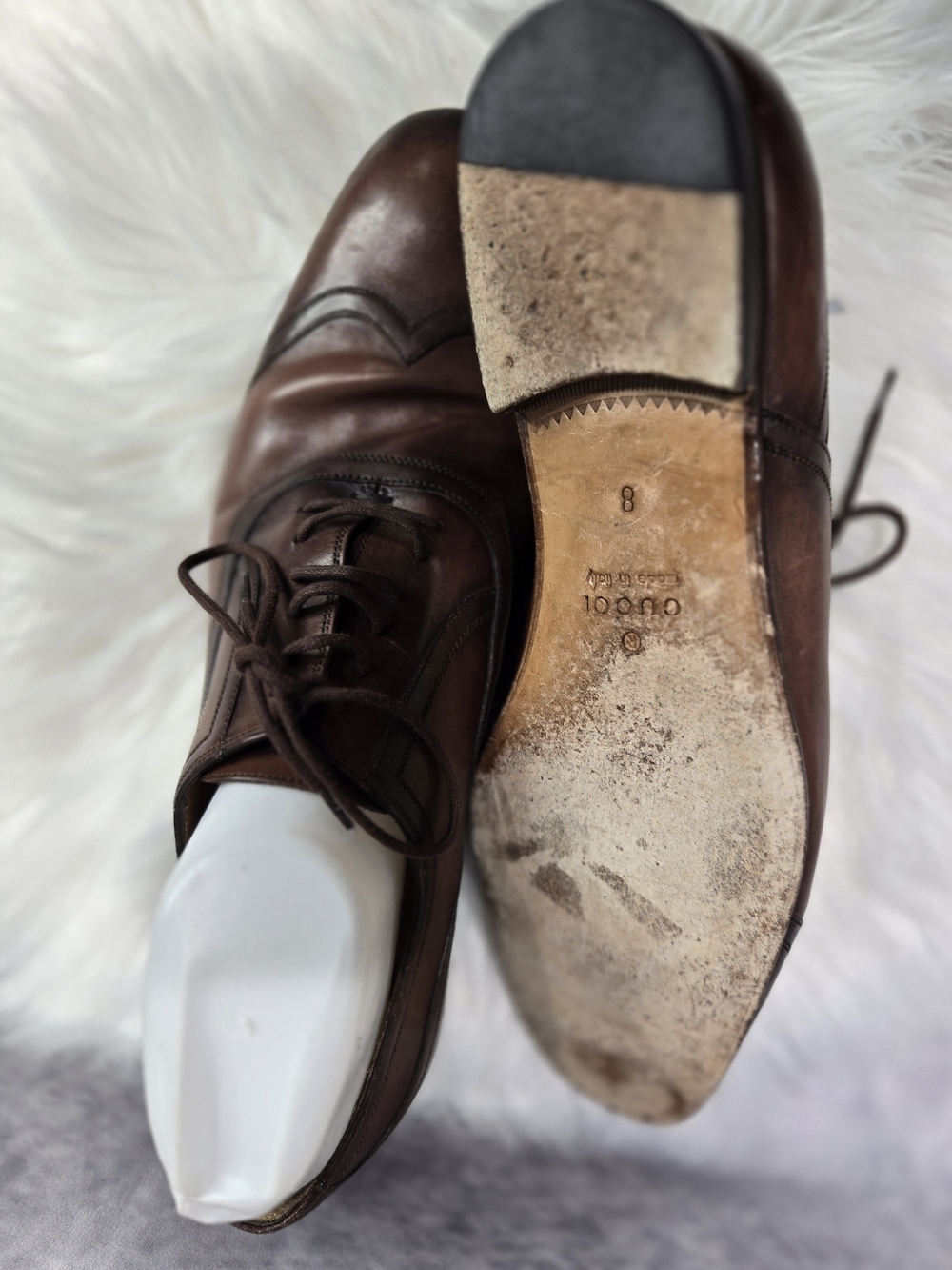 Gucci men's Oxford dress shoes featuring a cap-toe design and brogue detailing - Picture 4 of 6